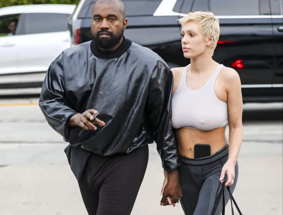 Esposa de Kanye West aparece sin ropa y usando cinta adhesiva ¡Llueven críticas para Bianca Censori!