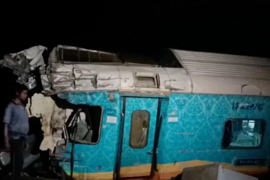 Al menos 120 muertos y 850 heridos tras choque de trenes en India