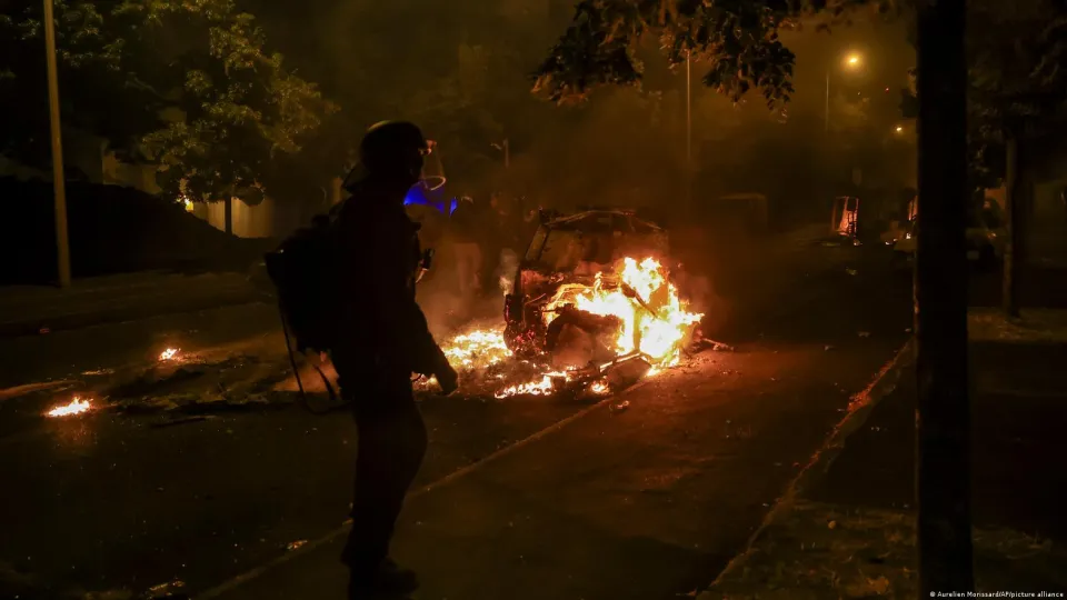 Incendios y saqueos se mantienen por tercer día de protestas en Francia