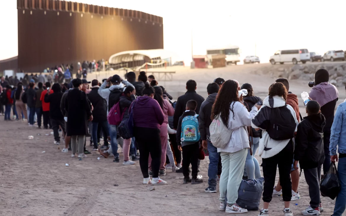 Los estadounidenses se mantienen críticos con el manejo del gobierno en la frontera entre EE.UU. y México