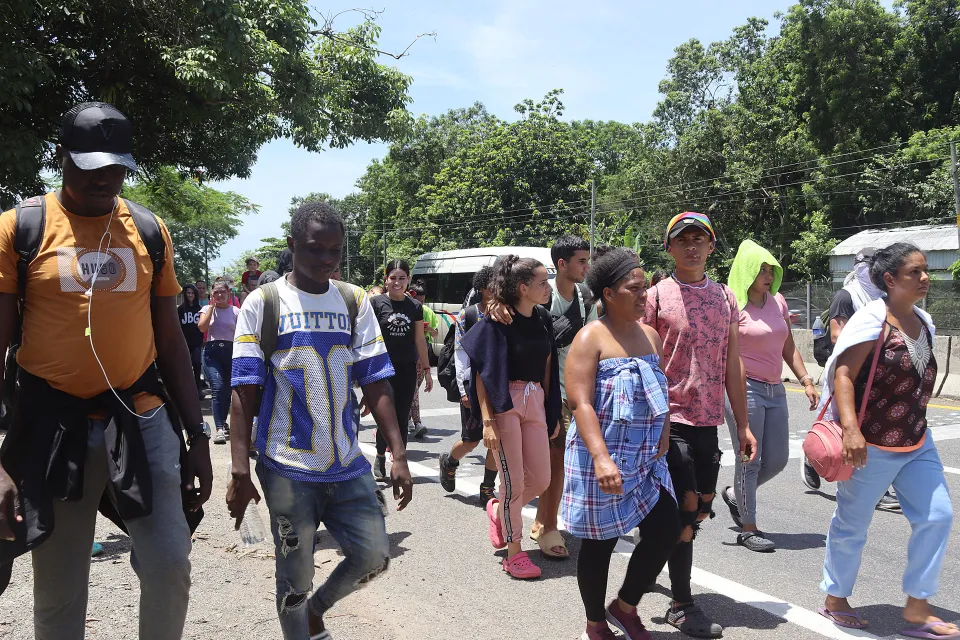 Haitianos y africanos se suman a los venezolanos en una caravana migrante que busca el sueño americano