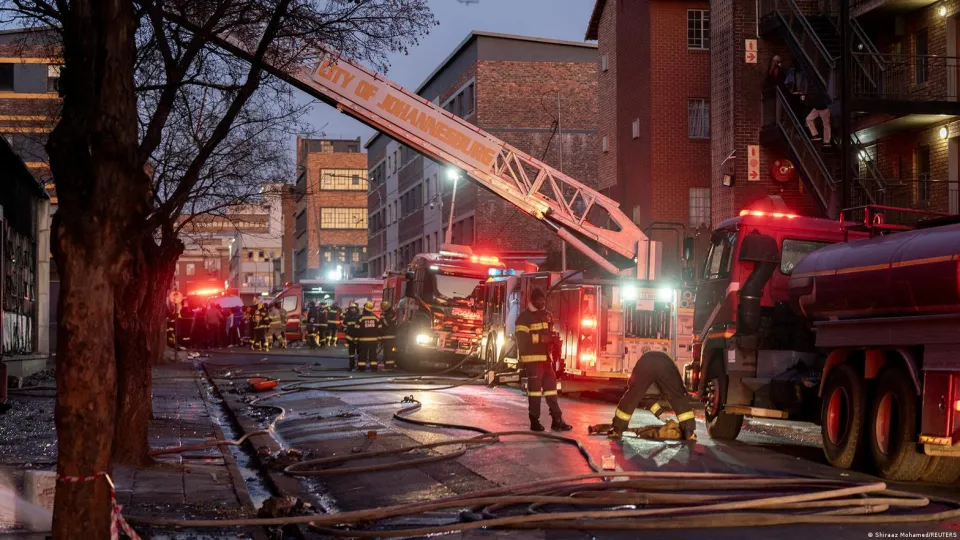 Incendio en edificio en Sudáfrica deja 73 muertos y decenas de heridos