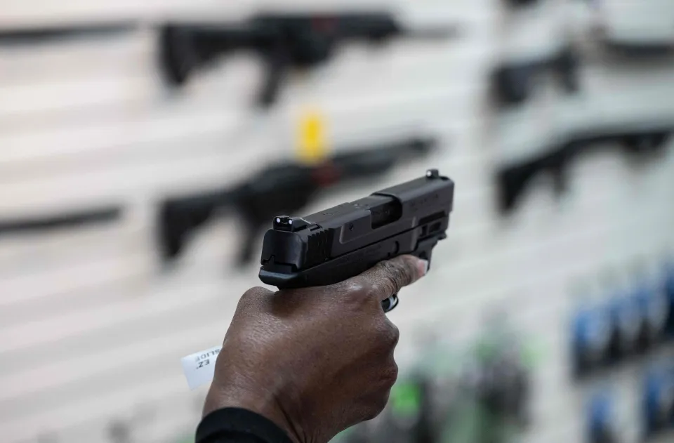 Mujer en Michigan es acusada de comprar armas para su hijo, quien amenazó de muerte a gobernadora