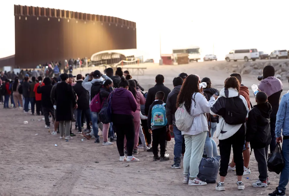 Grupo de ayuda legal suspende atención a inmigrantes en la frontera por trabas de EE.UU.