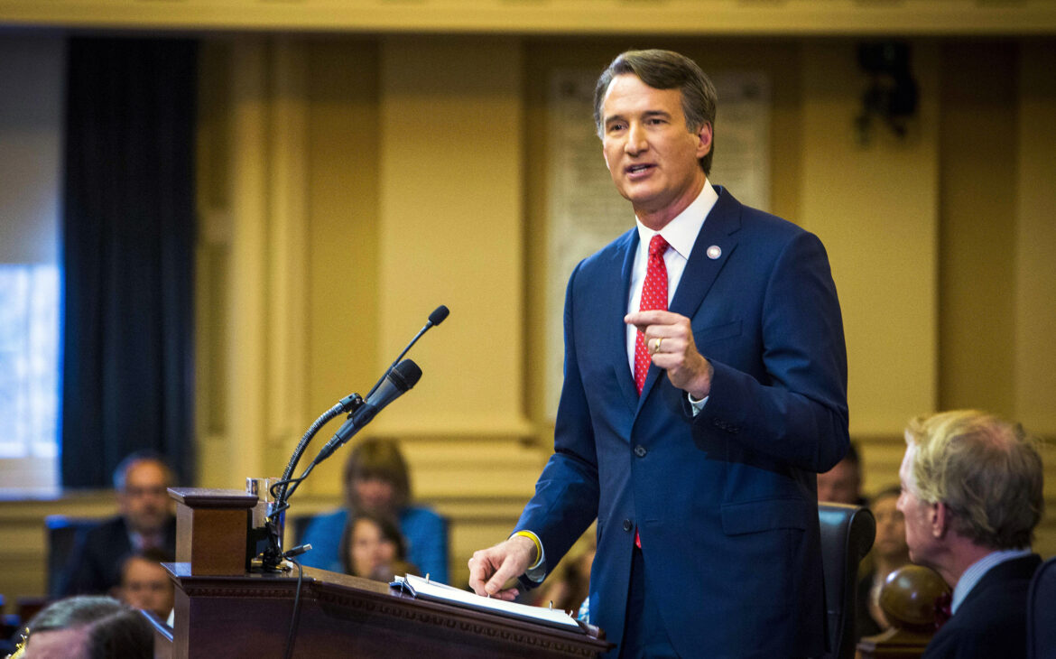 El gobernador de Virginia, Glenn Youngkin, fue criticado por su lema «Los padres importan»