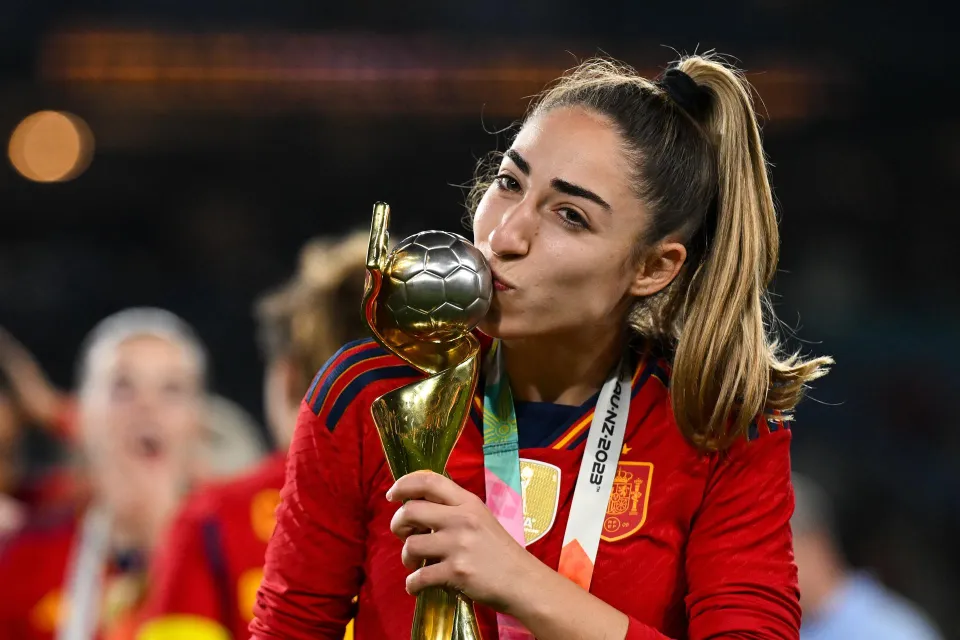 Regalan a Olga Carmona su peso en croquetas como homenaje por su gol ante Inglaterra