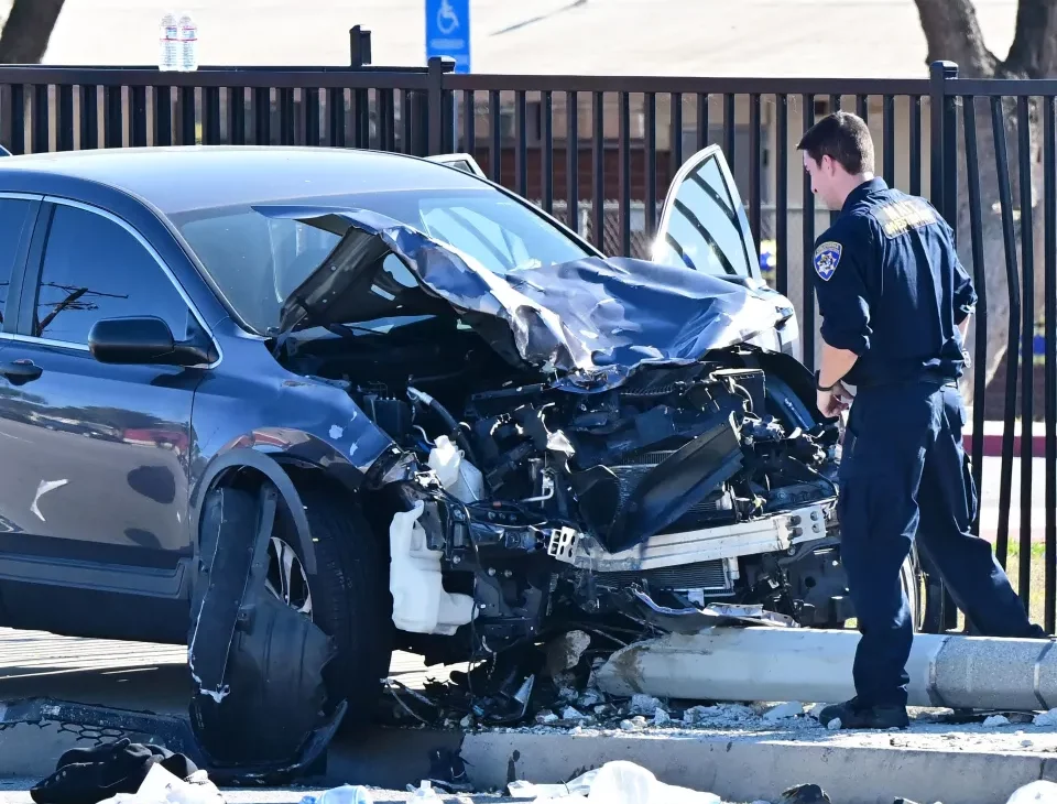 Policía salva la vida de milagro tras pasarle auto y poste por encima durante aparatoso choque