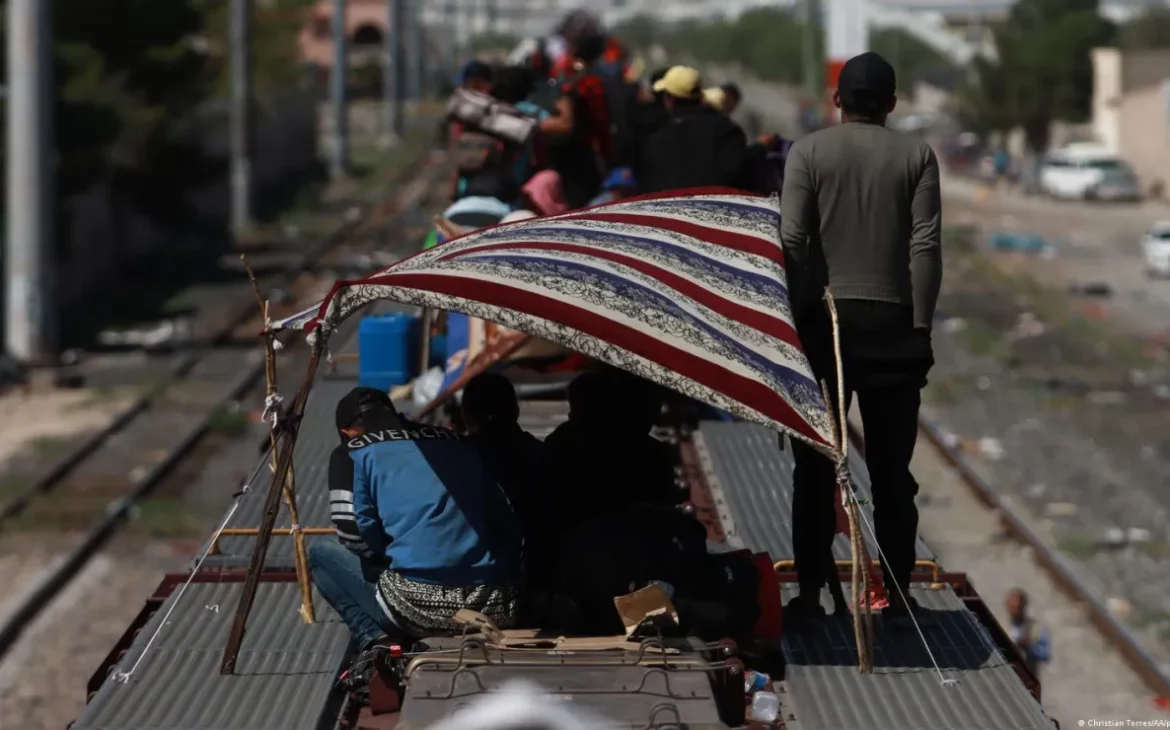 Más de mil migrantes llegan en tren de carga a Ciudad Juárez, Chihuahua, en busca de cruzar a EE.UU.