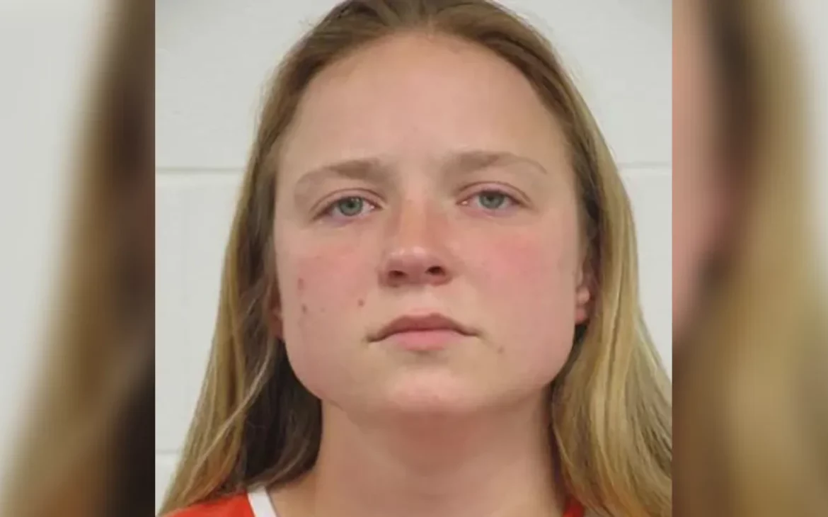 Maestra de Iowa acusada de abusar de un niño de 13 años y enviar material obsceno a otros menores