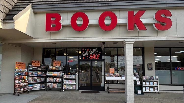 Librería de Virginia Beach abre sus puertas después de que un automóvil se estrelló contra la tienda