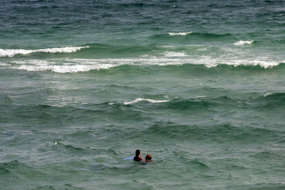 Niña de 13 años luchó contra un tiburón en una playa de Florida después de ser mordida en el estómago