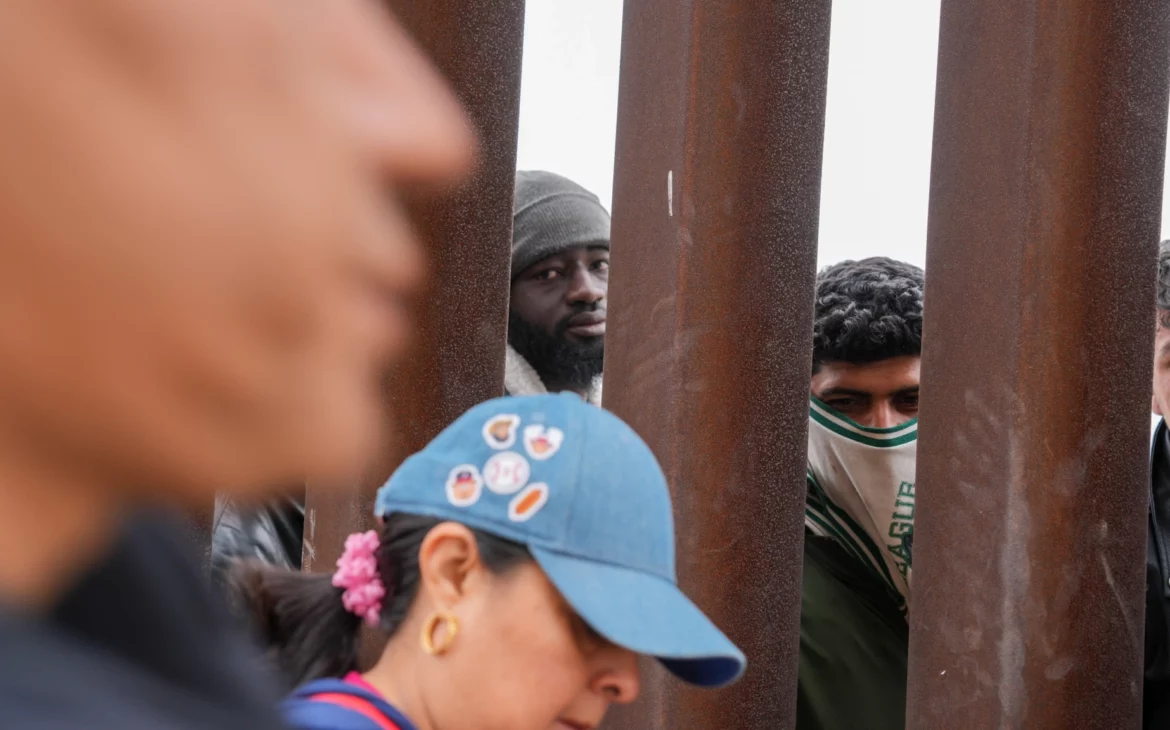 Periodistas de Tijuana y San Diego se solidarizan con los migrantes en la frontera que pasan hambre y frío