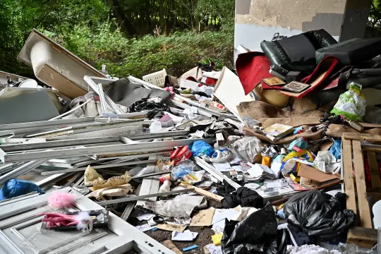 Houston da luz verde a limpieza de basureros ilegales que afectan a barrios latinos y afroamericanos