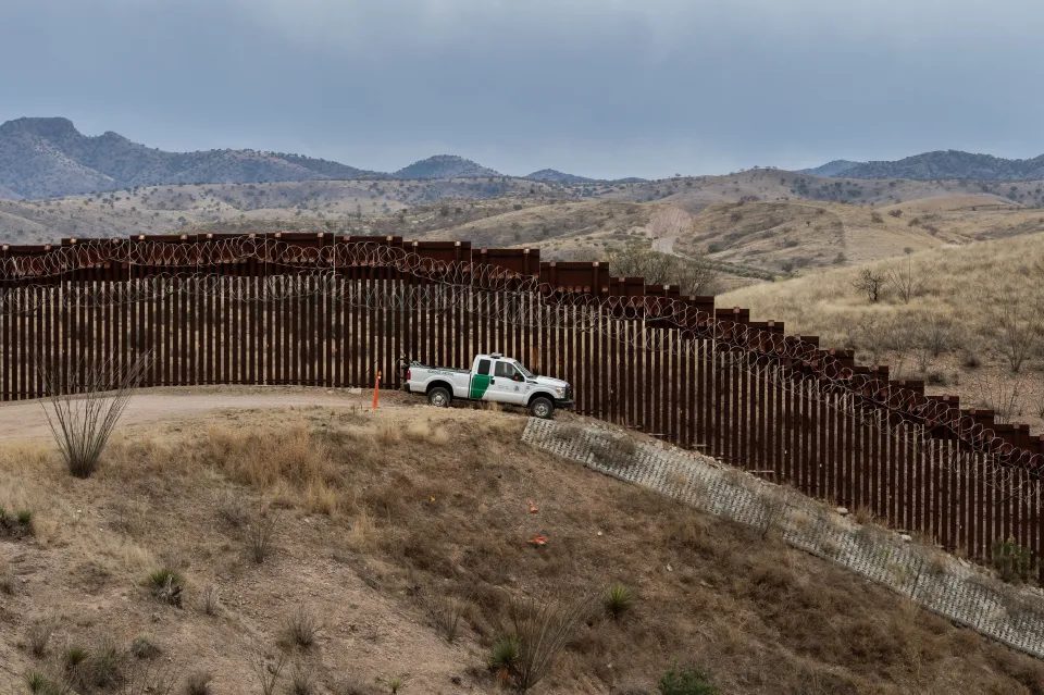 Agentes fronterizos rescataron a una migrante guatemalteca herida en montañas de Arizona