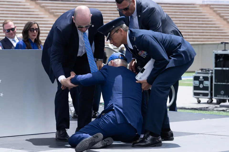 Biden se tropieza y cae al suelo durante una ceremonia