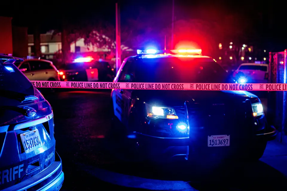 Hombre muere a balazos afuera de una fiesta frente a una residencia en Hollywood Hills