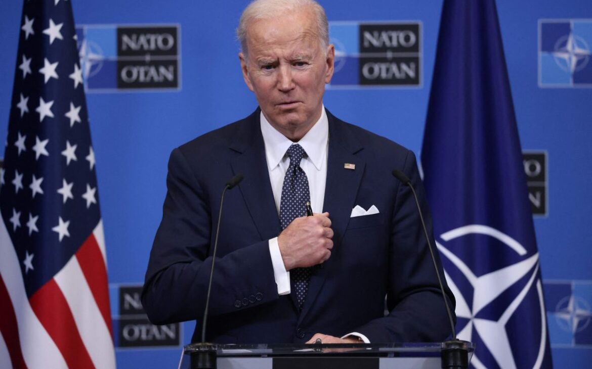 Biden empuja refuerzo en la OTAN en medio de críticas por enviar bombas racimo a Ucrania