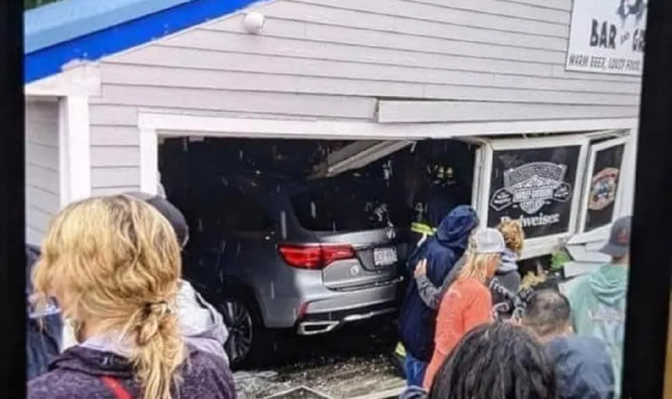 Más de 30 personas heridas después de que conductor chocó contra un restaurante de New Hampshire