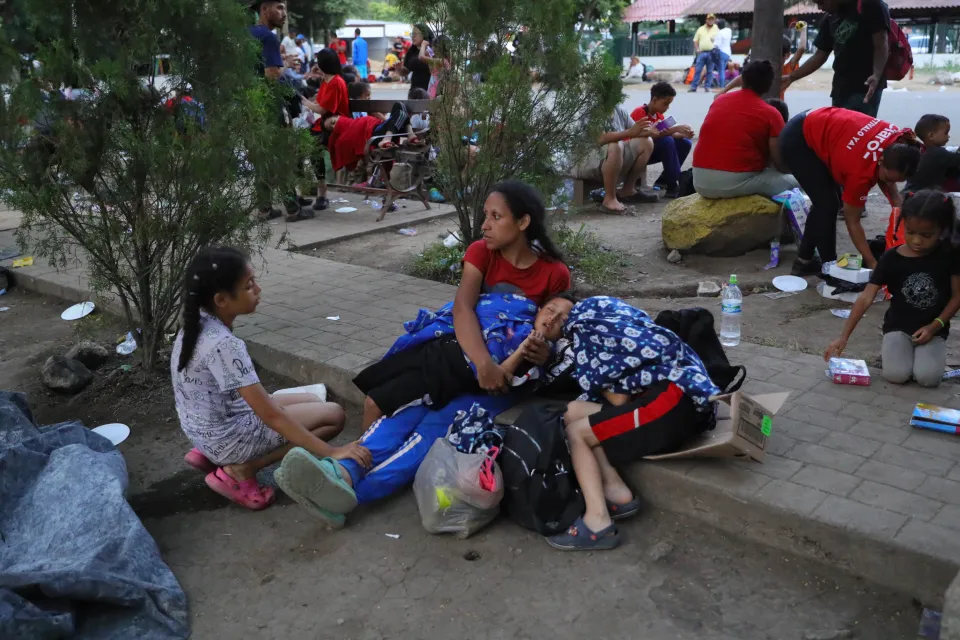 Alrededor de 1,300 inmigrantes logran salir de Honduras a Guatemala en su viaje a EE.UU.