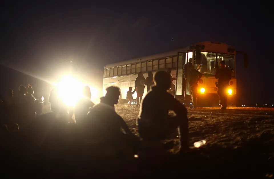 15 migrantes murieron en choque de autobús al sur de México