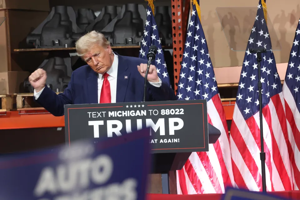 Trump buscó eclipsar el debate republicano con un discurso a trabajadores de la industria automotriz en Michigan