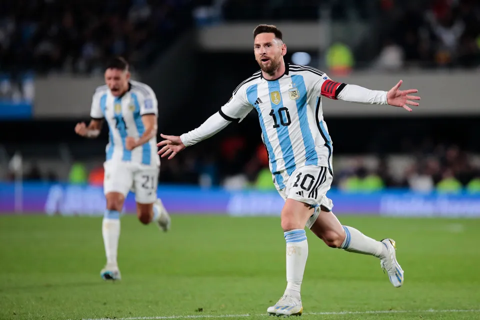 Messi frota la lámpara con golazo de tiro libre para dar los primeros puntos a Argentina e iguala a Luis Suárez como máximo artillero histórico de la eliminatoria sudamericana