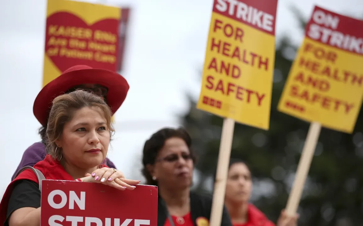 Más de 75,000 trabajadores de Kaiser Permanente alistan la mayor huelga del sector de salud