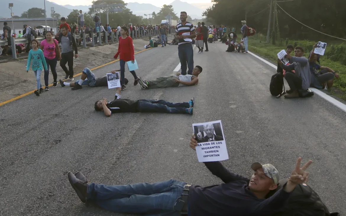 Caravana migrante bloquea carretera en Chiapas, México, para exigir su avance rumbo a EE.UU.