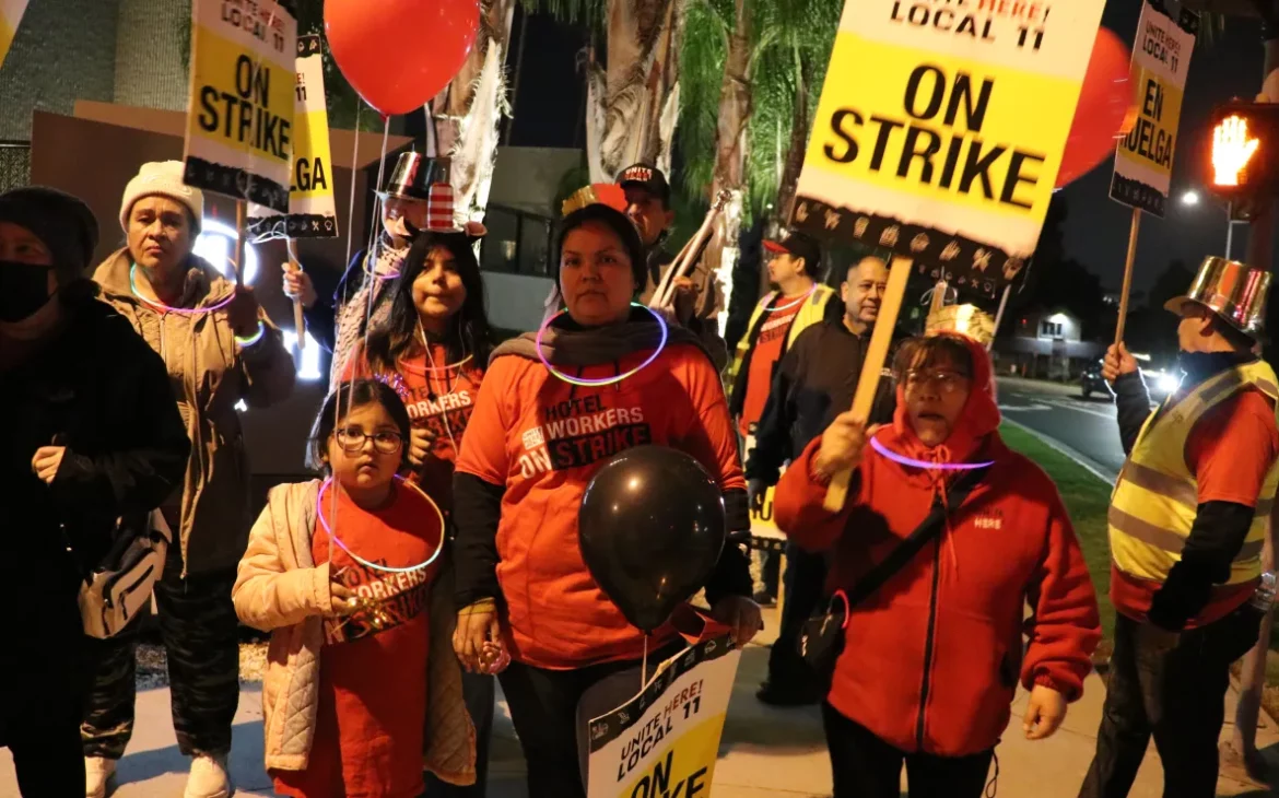 Desfilan y protestan por mejores salarios en pleno Año Nuevo en Pasadena